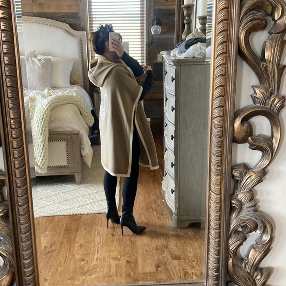 Burberry Wool Cashmere Knit Hooded Cape - Picture 4 of 16